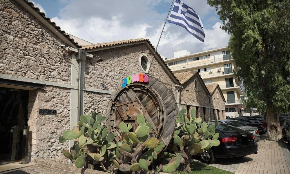 Παρέμβαση Ρουβίκωνα στο σπίτι του ιδιοκτήτη των Jumbo για το οκτάωρο